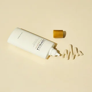 بافت ضد آفتاب سنتلا SKIN1004 Air-Fit در حال خروج از بسته‌بندی